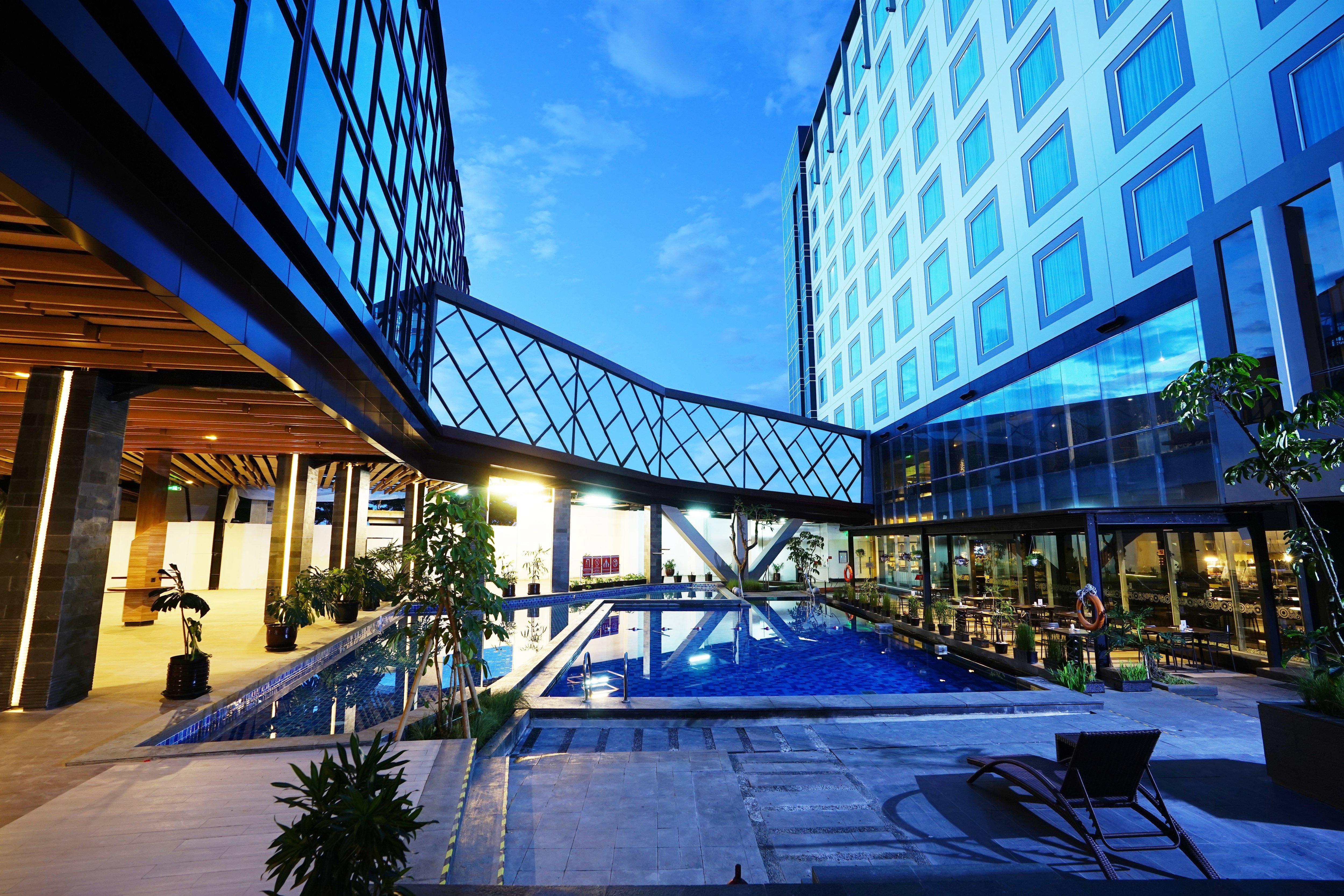 Holiday Inn Bandung Pasteur By Ihg Exterior photo